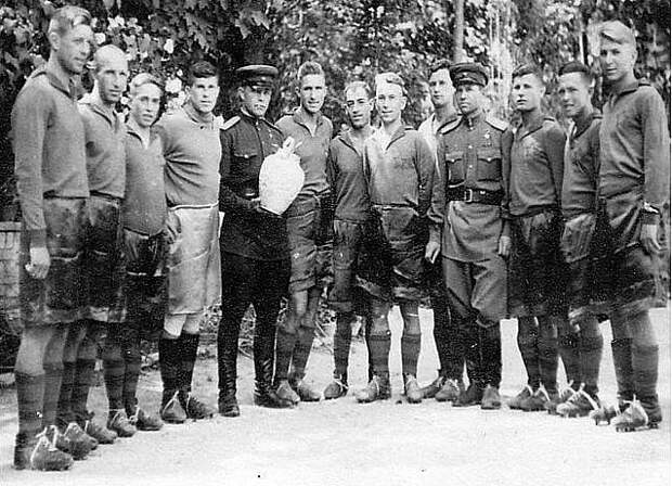 Стоят слева направо: 2-й – В.Смирнов(?), 4-й-А.Хомич. 5-й – командир 131 погранполка НКВД п-к Кайманов Н.Ф.,6-й-К.Бесков,8-й- В.Бобров, 9-й -замполит полка Лобанов С.М., 12-й-В.Гринин