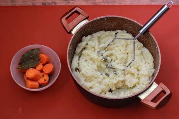 Kartoffelsuppe (немецкий картофельный суп с жареными колбасками): фото шаг 4