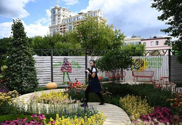 Девушка на VIII Московском Международном фестивале садов и цветов Moscow Flower Show в парке искусств Музеон Девушка на VIII Московском Международном фестивале садов и цветов Moscow Flower Show в парке искусств Музеон