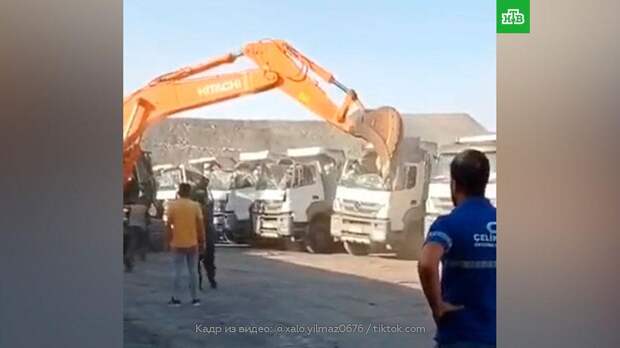 Разгневанный водитель экскаватора уничтожил 5 грузовиков: видео