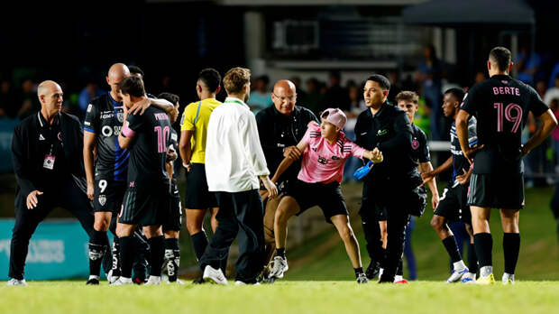 Болельщик повалил Лионеля Месси на землю во время матча
