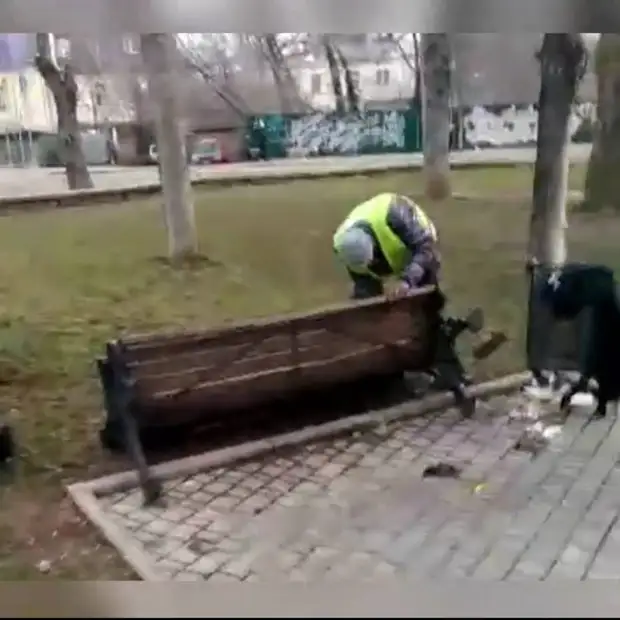 В Симферополе вандалы разгромили сквер Высоцкого