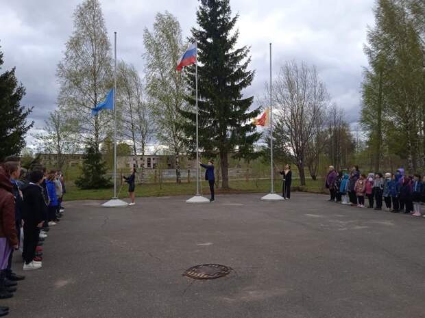 Учебная неделя в школах Бологовского района началась с поднятия Государственного флага РФ