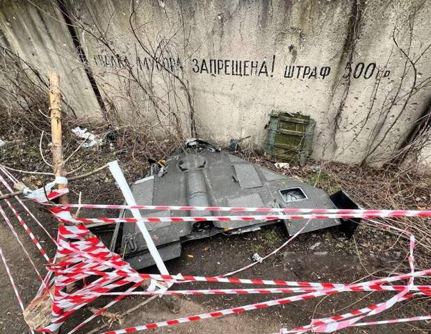 Суровый Донецк. Пока ещё необезвреженный вражеский беспилотник
