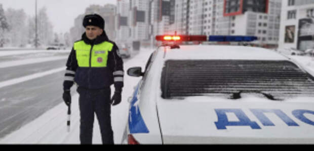 В Сургуте госавтоинспекторы пришли на помощь водителю в мороз
