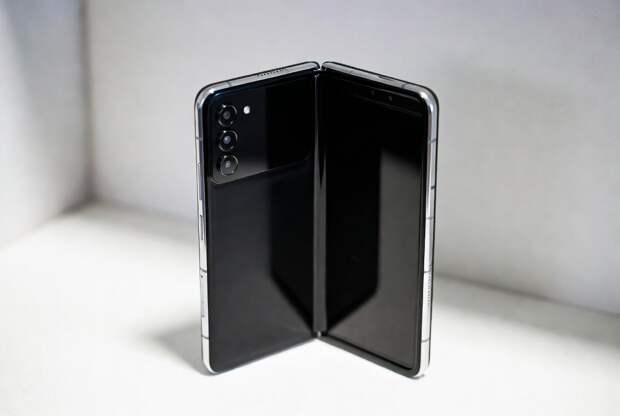 Motorola готовит к ЧМ-2026 складной Razr Fold с золотом на корпусе