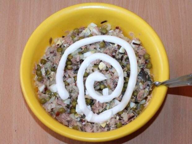Салат из зеленого горошка с тунцом и рисом