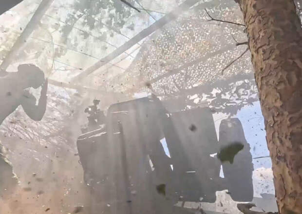 Расчеты гаубиц Д-30 артиллерийского подразделения группировки войск «Запад» уничтожили замаскированные расчеты гранатометов и минометные расчеты противника, сорвав ротацию подразделений ВСУ в зоне проведения СВО