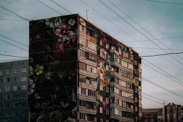 5 необычных фотографий российских панелек, раскрашенных цветами