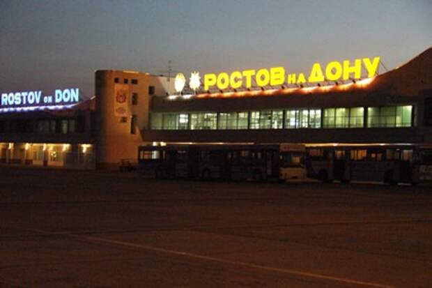 Аэропорт Ростова-на-Дону эвакуировали из-за «телефонного террориста» Аэропорт Ростова-на-Дону эвакуировали из-за «телефонного террориста»
