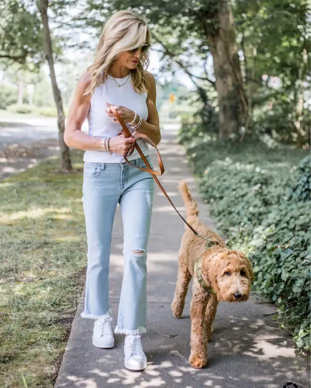 Снова в моде! Джинсы клеш для женщин после 40 лет: 11 стильных примеров