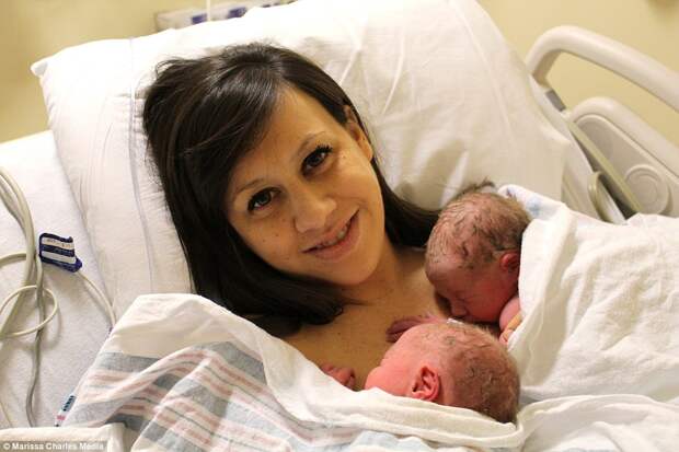 Мать новорожденных близнецов сделала подарок своей бесплодной подруге