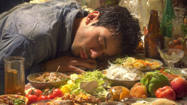 Россиянам назвали способы снять новогоднее похмелье