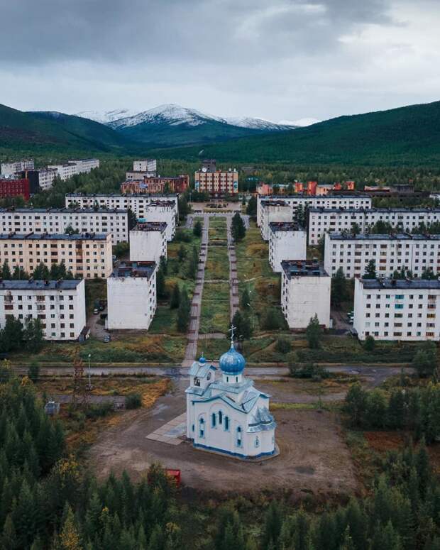 Полузаброшенный поселок на Колыме невероятной красоты (ФОТО)