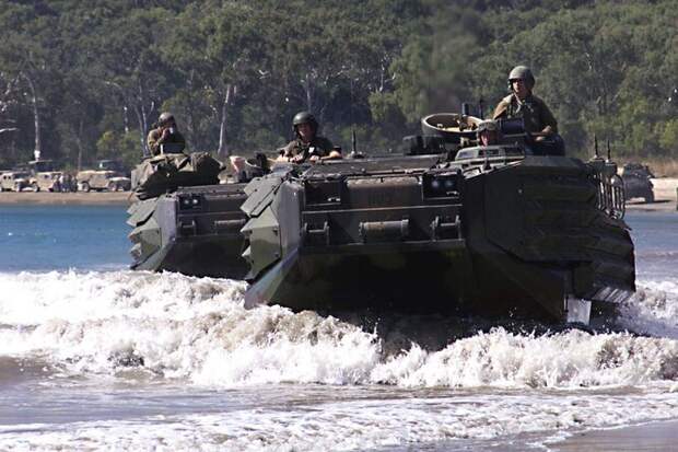 Десантно-гусеничнаямашина-амфибия морской пехоты США AAV7. Такие участвовали в боях с сомалийскими пиратами: 1529 кг/м. Она весит почти 30 тонн, но развивает скорость около 70 км/*ч по дороге и 13 км/ч по воде благодаря двигателю Cummins VTA-525 с крутящим моментом в 1529 кг/м.