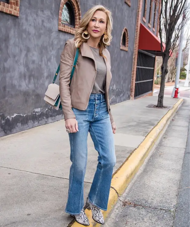 Снова в моде! Джинсы клеш для женщин после 40 лет: 11 стильных примеров