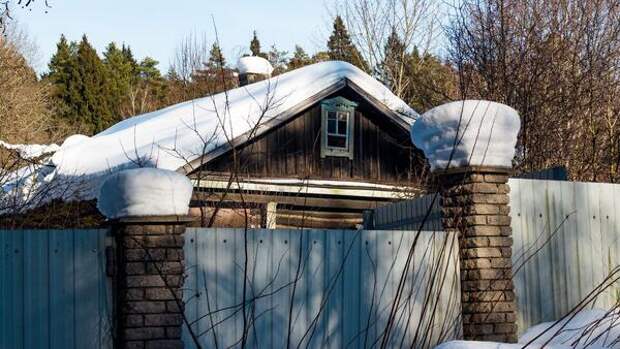 Пока дом не рухнул: как самому очистить крышу дачи от снега