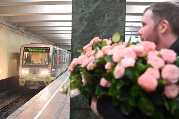 В московском метро тулячки получили 1000 роз и открыток к 8 Марта