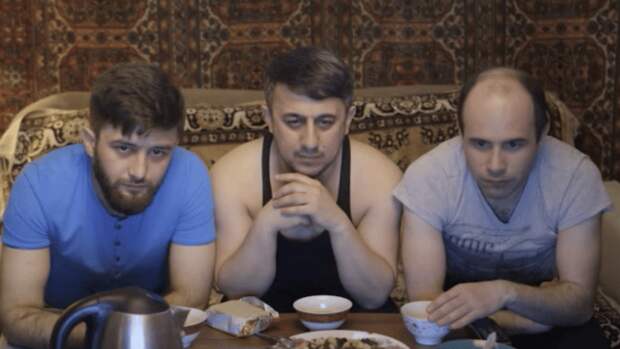 Скан реалити-шоу “Диван”. Каримджон Еров посередине.