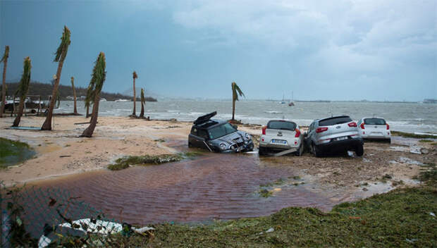 Машины, поврежденные ураганом, на острове Сен-Мартен Центральная Америка, ирма, катастрофа, разрушения, стихийное бедствие, стихия, ураган, флорида
