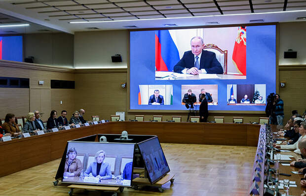 На фото: президент РФ Владимир Путин в режиме ВКС во время заседания Совета по развитию гражданского общества и правам человека