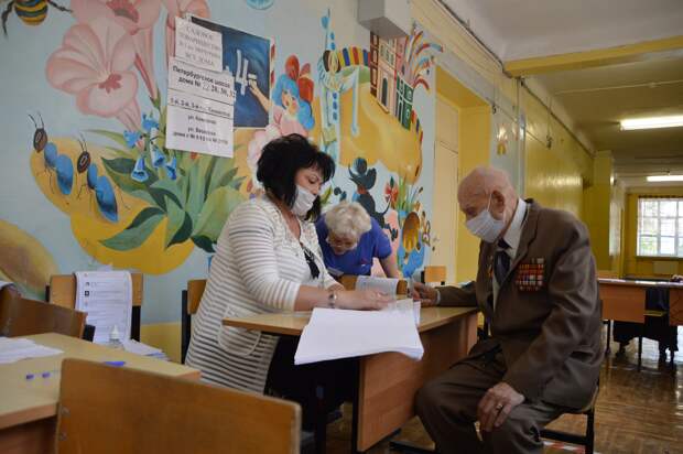 В завершающий день голосования избирательный участок посетил Спартак Андреевич Сычев