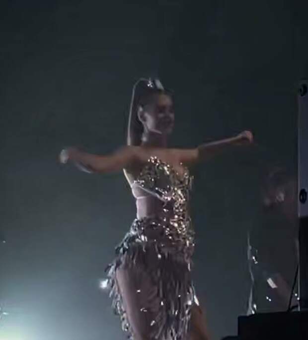 Певица Буланова представила новую подтанцовку с накладными животами