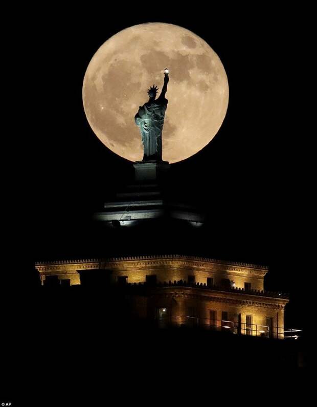 Супер-луна над копией статуи Свободы в Буффало, Нью-Йорк nasa, Суперлуние, в мире, луна, новости, полнолуние, редкие фото, фото