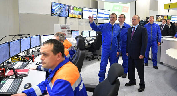 Президент РФ Владимир Путин во время посещения завода «Ямал СПГ»