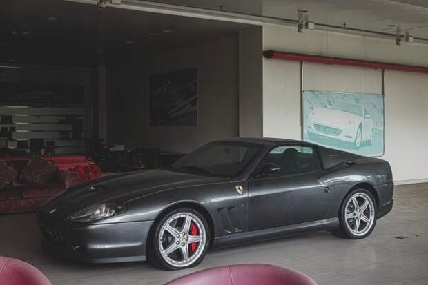 Porsche Carrera GT стоит уже 8 лет: заброшенный дилерский центр суперкаров в Китае