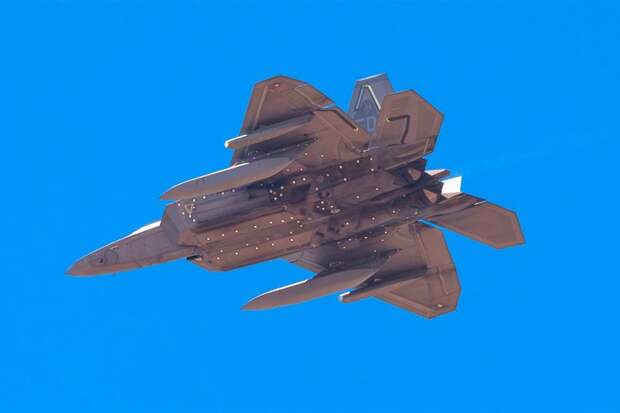 Обновленный F-22 Raptor заметили в ходе испытаний в США