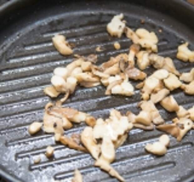 Грибы порежьте на небольшие кусочки и обжарьте на сковороде на растительном масле на среднем огне в течении 4-5 минут.	