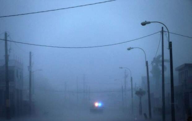 Одинокая полицейская машина патрулирует улицы Фахардоо, Пуэрто-Рико, во время урагана Ирма Центральная Америка, ирма, катастрофа, разрушения, стихийное бедствие, стихия, ураган, флорида