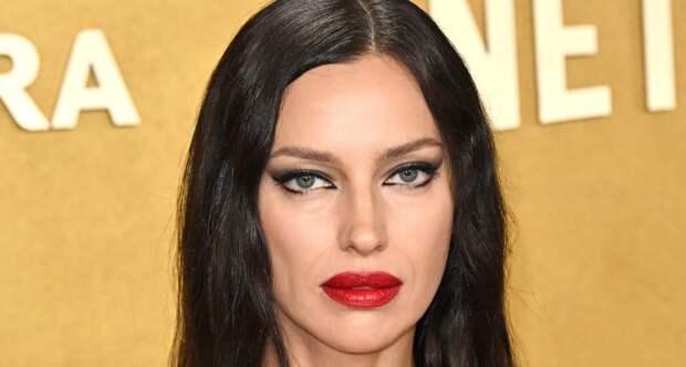 Ирина Шейк порадовала фанатов фотосессией в купальнике