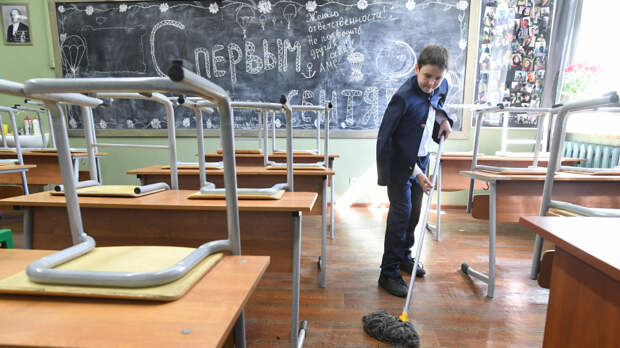 Уборки и дежурства: в школах хотят вернуть общественно полезный труд