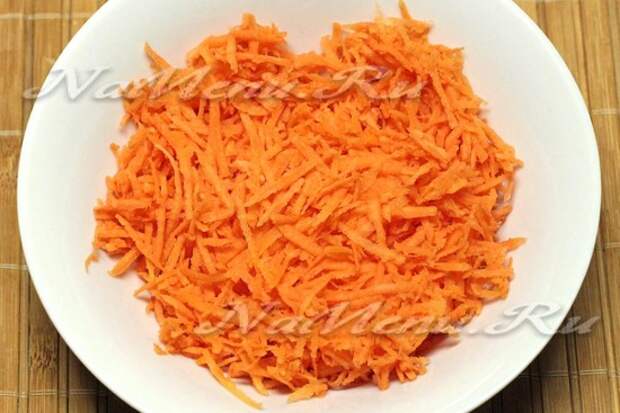 Морковь натираем 