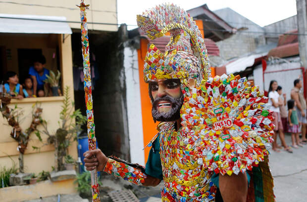 Морионес (Moriones) — ежегодный народный религиозный фестиваль, проводящийся на острове Мариндуке (Филиппины) в пасхальную неделю