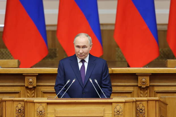 С минуты на минуту Путин выступит на пленарном заседании ПМЭФ