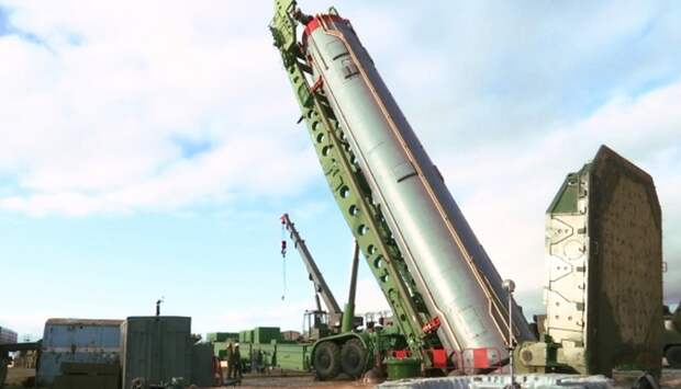 Межконтинентальная баллистическая ракета «Авангард» во время установки в пусковую шахту в Оренбургской области.