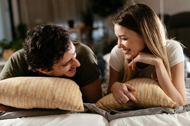 Психолог Наумова: привычка ложиться спать вместе может укрепить отношения