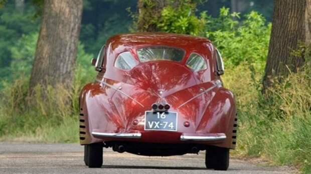 Редкий олдтаймер Alfa Romeo 8C 2900B Touring Berlinetta