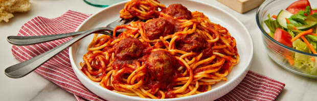 Спагетти с фрикадельками и томатно-мясным соусом. /Фото: campbells.com