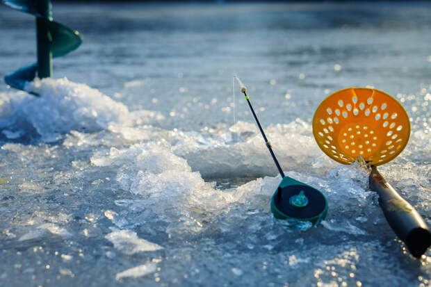 Amur Mash: на Сахалине отколовшуюся льдину с десятками рыбаков уносит в море