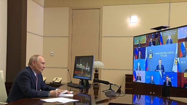 Путин проводит совещание с членами правительства по вопросам развития Крыма и Севастополя