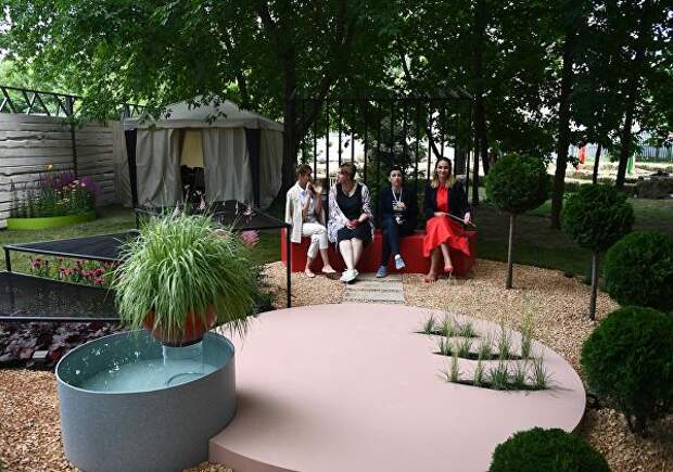 Девушки на VIII Московском Международном фестивале садов и цветов Moscow Flower Show в парке искусств Музеон Девушки на VIII Московском Международном фестивале садов и цветов Moscow Flower Show в парке искусств Музеон