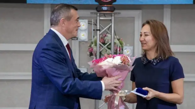 В Сахалинской области вручили награды в честь Дня матери