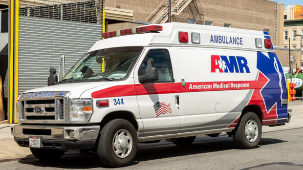 Голый дрифт: обнаженный мужчина угнал машину скорой помощи с пациентом внутри