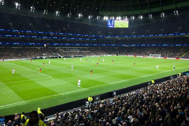 УЕФА усиливает меры безопасности из-за инцидентов с болельщиками на поле