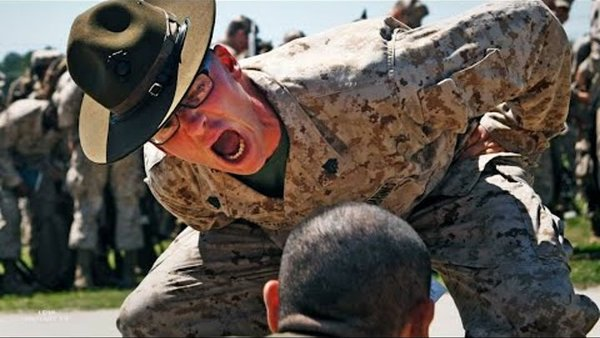 Русский новобранец о первом дне в рекрут-лагере морпехов США: «Сквозь дремоту слышу всхлипывания нескольких человек»