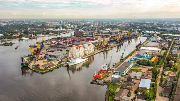 Президент Латвии Эдгарс Ринкевичс предложил закрыть Балтийское море для российских судов за то, что...